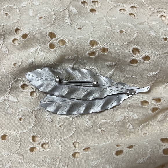 Vintage leaf pin brooch 🖤 - Picture 5 of 7